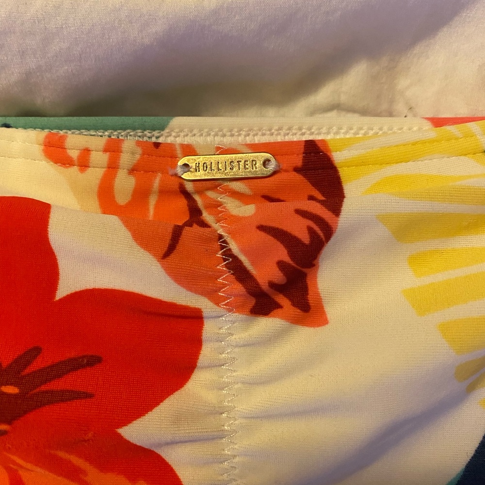 Holister bikini bathing suit bottoms size medium. Barely worn, good condition